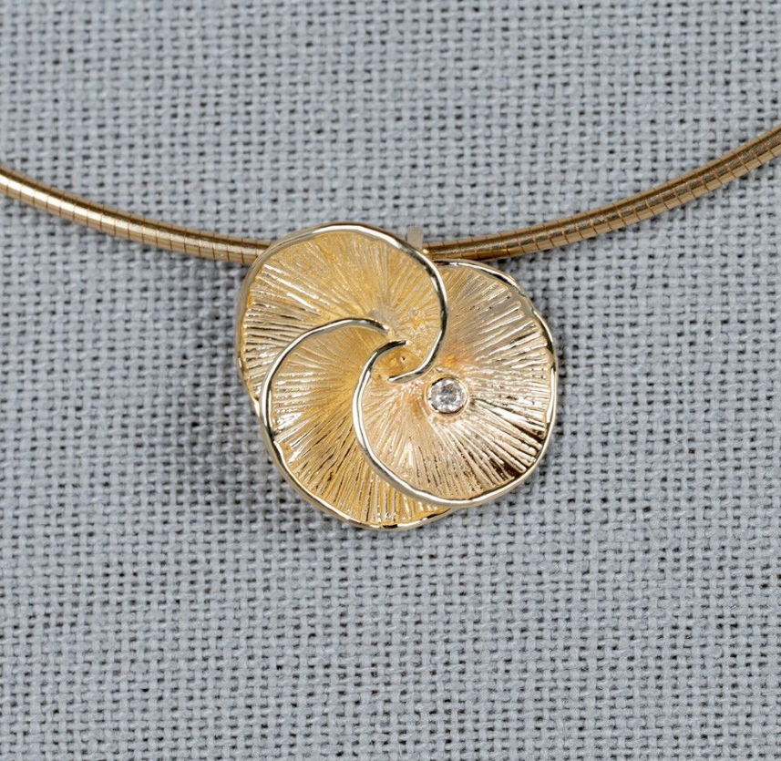 14 karaat geel gouden Jéh hanger bloemmotief met daarin 1 briljant van 0.029 crt H/SI.